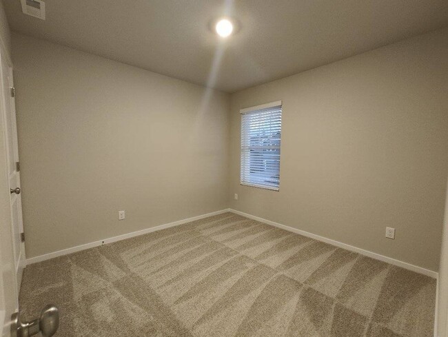 Building Photo - 1429 SW Pendleton Way