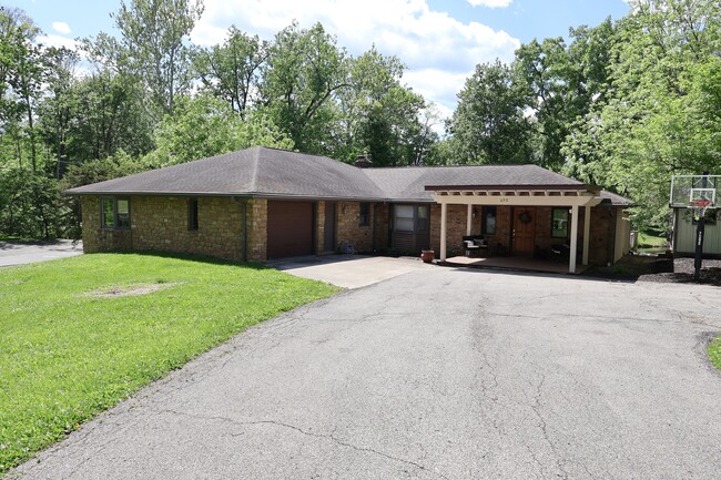 Building Photo - 690 Terrace Lake Rd