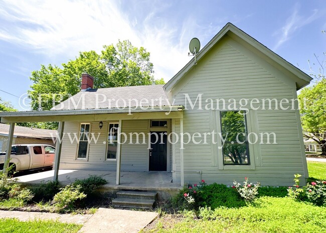 Building Photo - 507 N Live Oak Ave