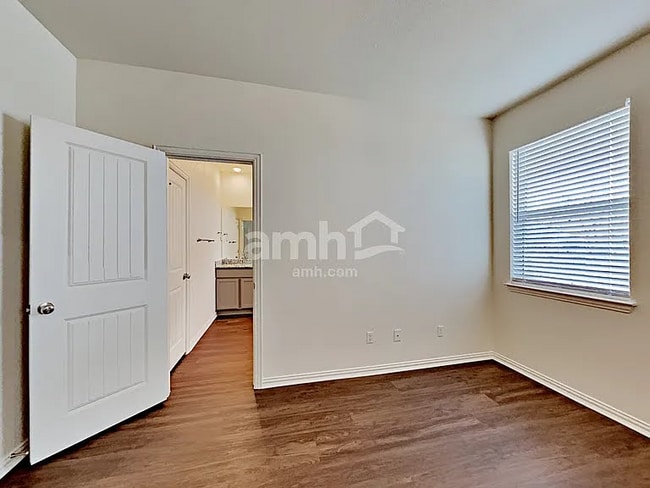Foto del edificio - 2706 Lillybrook Ln