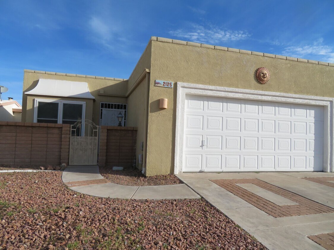 Primary Photo - CLEAN LARGE 2 Bedroom, 2 Bath Home for Rent