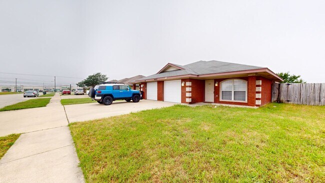 Foto del edificio - NO MAY RENT!!! ALL TILE DUPLEX BY FORT CAV...