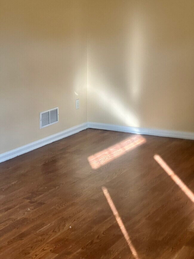 Building Photo - 420 White Rose Trce