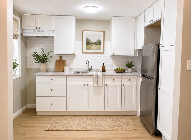 Building Photo - Nicely Renovated Duplex Home