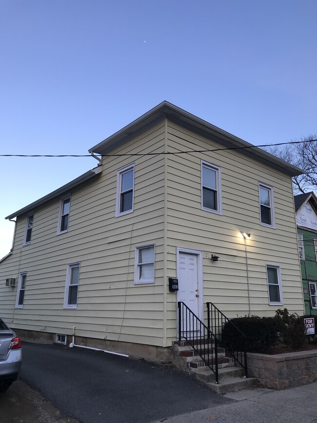 Building Photo - 1165 Ringwood Ave