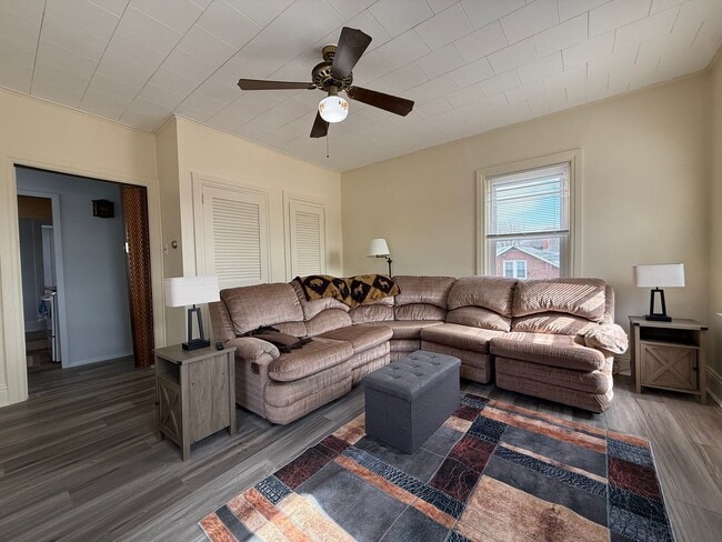 Building Photo - 400 Maple St