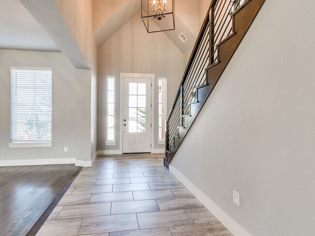 Foto del edificio - 5 Bedrooms + 3 Baths + Piedmont Schools