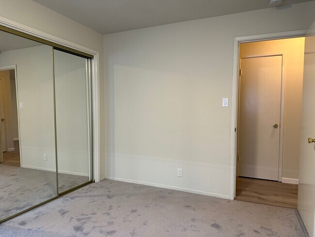 Building Photo - 2315 Pauline Dr