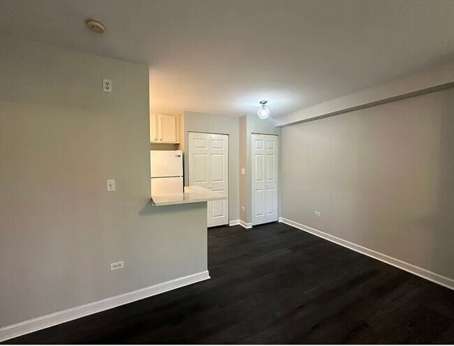 Foto del edificio - 900 W Fullerton Ave