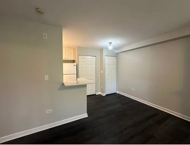 Building Photo - 900 W Fullerton Ave