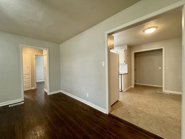Building Photo - 803 S Royal Rd