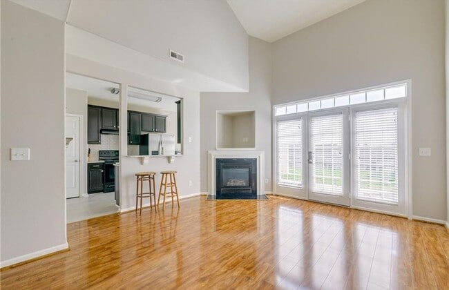 Foto del edificio - Very nice townhome with primary bedroom on...