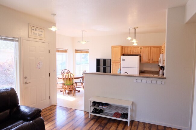 Building Photo - Two Bedroom Condo Available in Miramonte i...