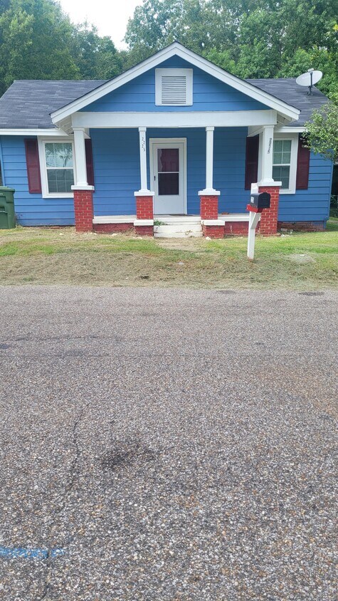 Primary Photo - 2225 E 6th St
