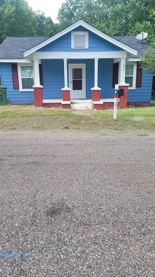 Building Photo - 2225 E 6th St