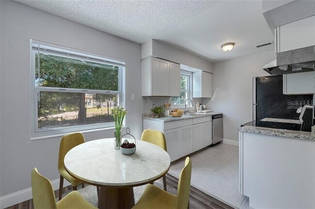 Foto del edificio - 3628 Chalet Ct