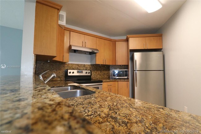 Building Photo - 9429 Fontainebleau Blvd