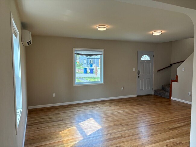 Building Photo - Renovated 4 Bed Available in Tacoma!