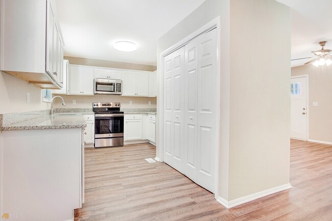 Building Photo - 733 San Fernando Dr