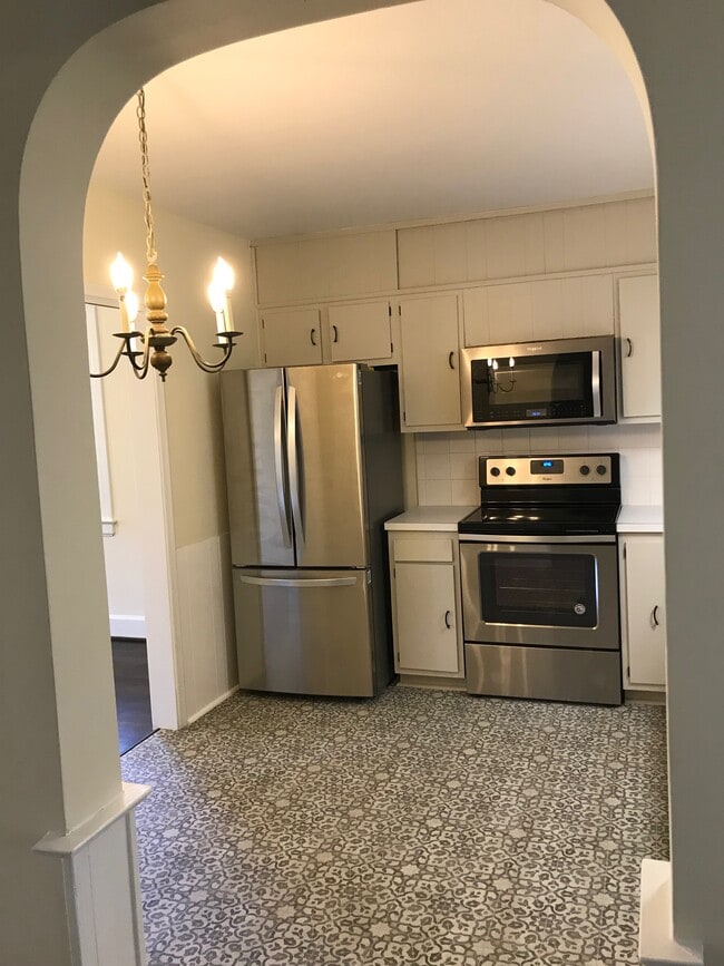 Kitchen - 131 Rosedale Cir