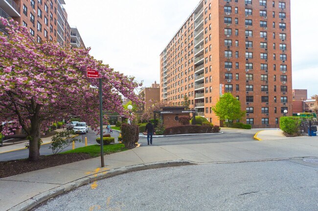 Foto del edificio - 98-01 67th Ave