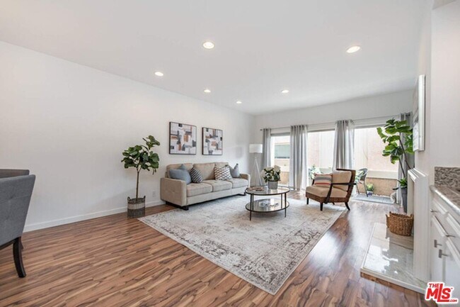 Foto del edificio - 5139 Balboa Blvd