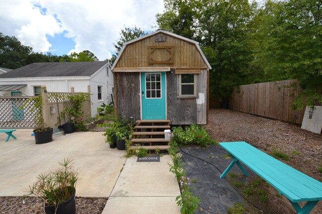 Building Photo - Must See!  Charming Studio Apartment conve...