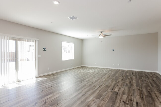 Building Photo - 11515 W Cumberland Dr