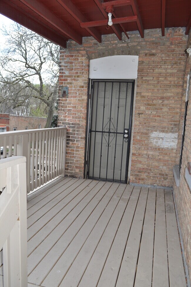 Building Photo - 1301 N Keeler Ave