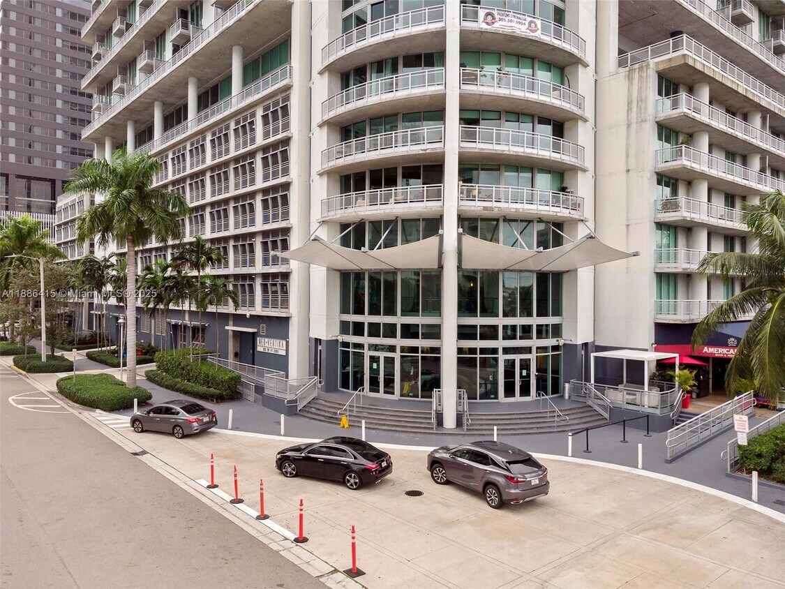 Foto principal - 690 SW 1st Ct
