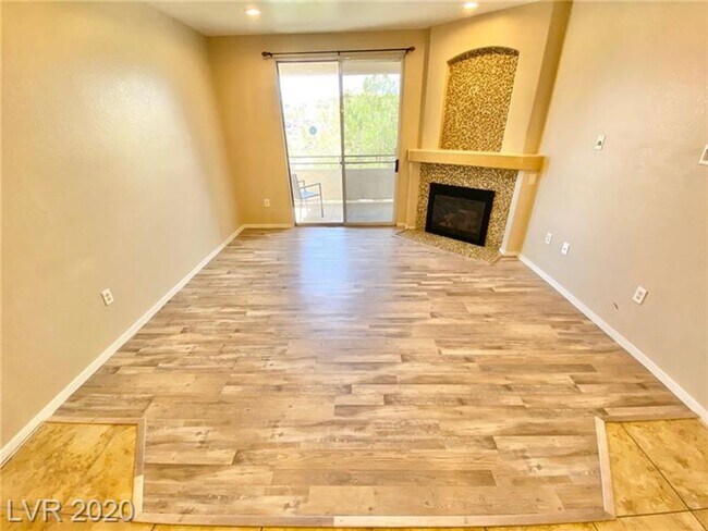 Building Photo - STUNNING 3 BEDROOM, 2 BATHROOM CONDO WITH ...