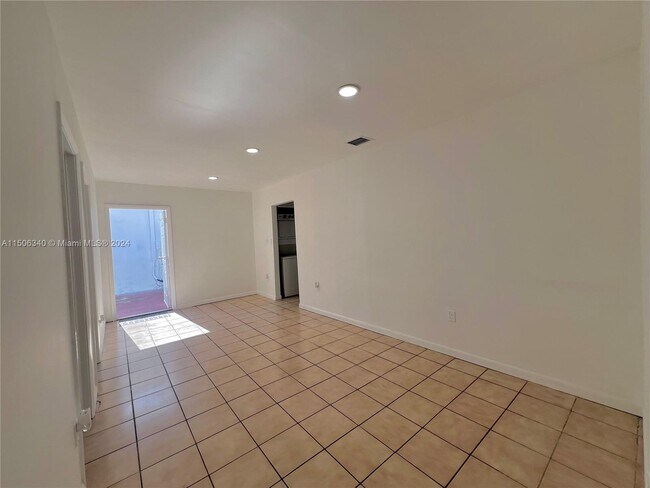 Foto del edificio - 7431 NW 2nd St