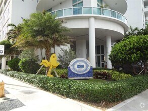 Building Photo - 1800 N Bayshore Dr