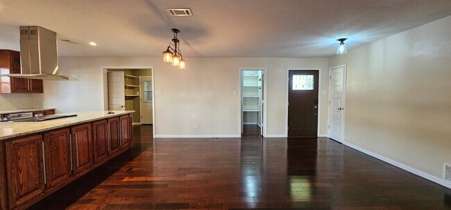 Building Photo - Beautiful 4 Bed/2 Bath Family Home