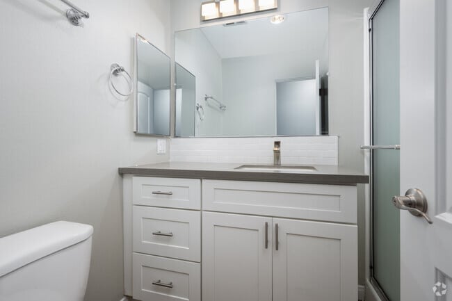Flat 2BR, 2BA - 990SF - Bathroom 2 - Ascent Apartment Homes