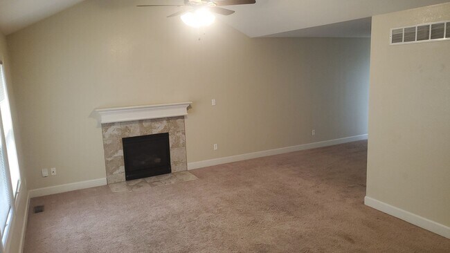 Foto del edificio - 8837 Marigold Ln