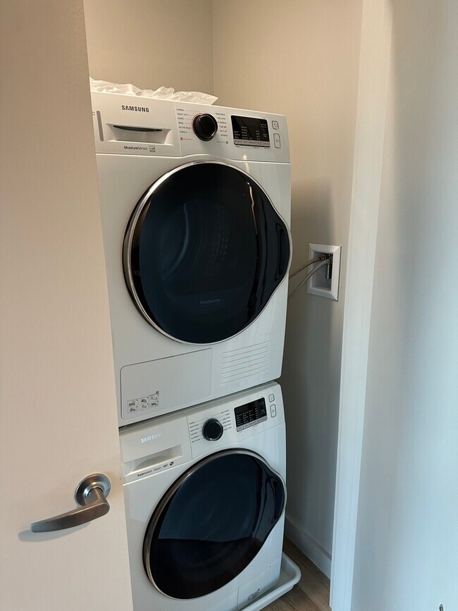 Foto del edificio - 1554 Soldiers Field Rd