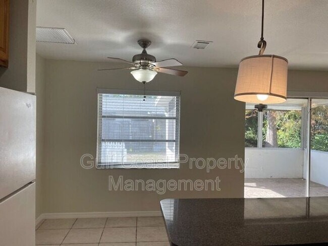 Foto del edificio - 119 Base Ave E