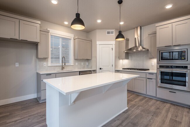 Building Photo - 5 Bdrm 3 bath  Located in the Lodges at Bachelor Village  -  available February 2026