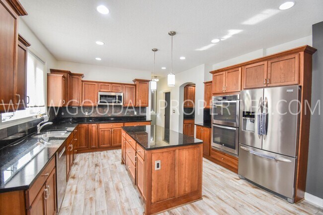 Building Photo - 4 Bedroom 4 Bath Executive Home in West Des Moines