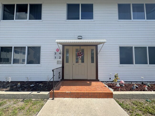 Building Photo - 2 Bedroom, 2 Bath Condo Available Soon!