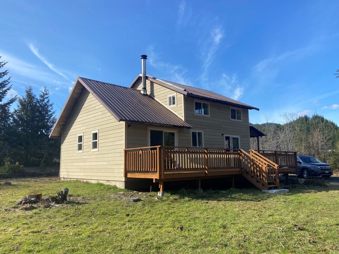 Foto del edificio - 2 Bedroom home with acreage for Rent | Carson, WA