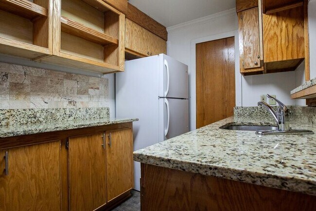 Foto del edificio - 1405 Charles St