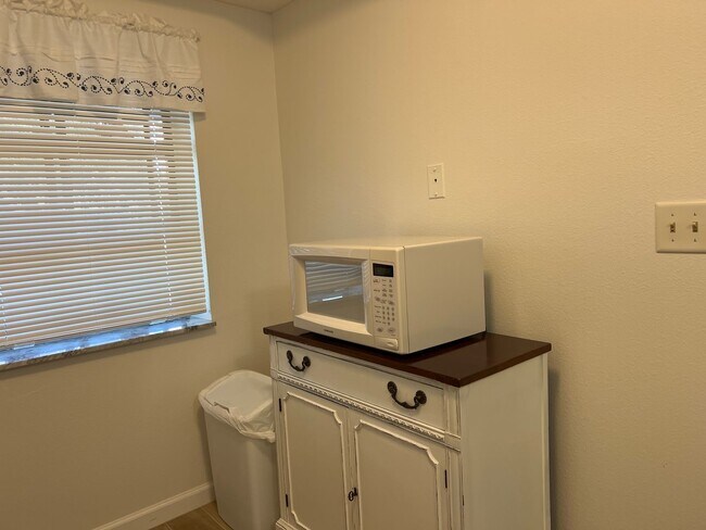 Foto del edificio - 375 D THREE LAKES LANE #174