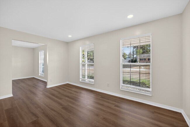 Foto del edificio - Home For Rent In Orange Park