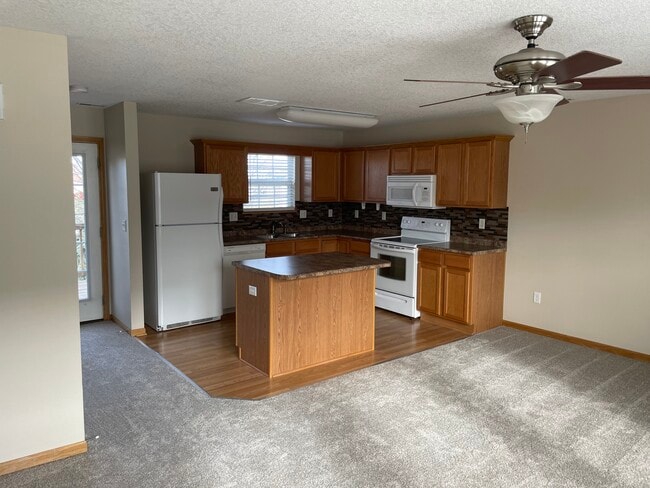 Building Photo - 386 NE Olivewood
