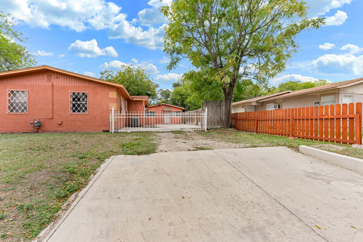 3323 W Woodlawn Ave, San Antonio, TX 78228 House Rental in San