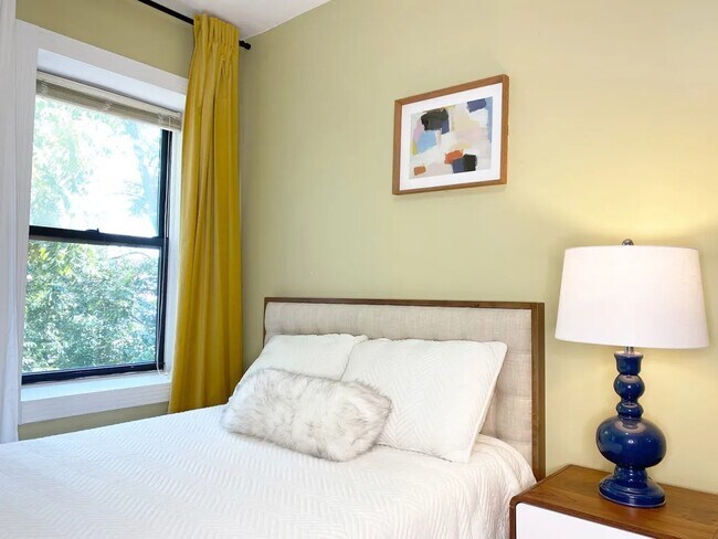 Foto del edificio - Furnished room/NOT APARTMENT