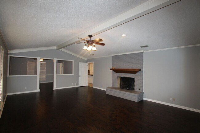 Building Photo - Available Now! Spacious 4 Bed/3 Bath Home ...