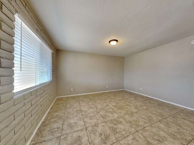 Foto del edificio - 12956 W Desert Ln